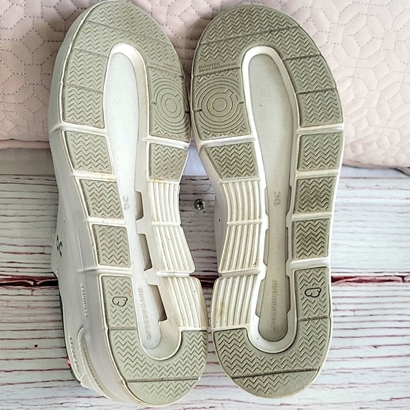 ON RUNNING The Roger White and Green Leather Sneakers Women's Size 7 - Picture 8 of 9